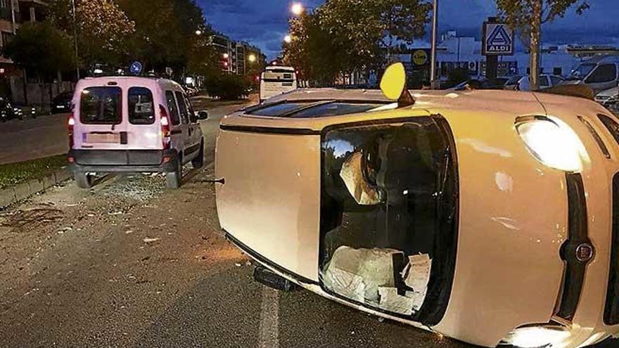 Tres jóvenes, heridos al volcar un coche en la calle Aragó