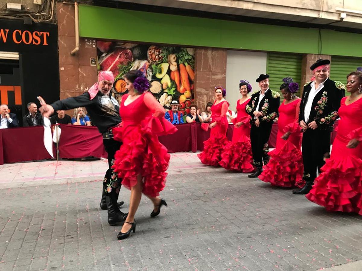 Una pareja de cabos de la comparsa de Contrabandistas en La Entrada Mora de Elda.