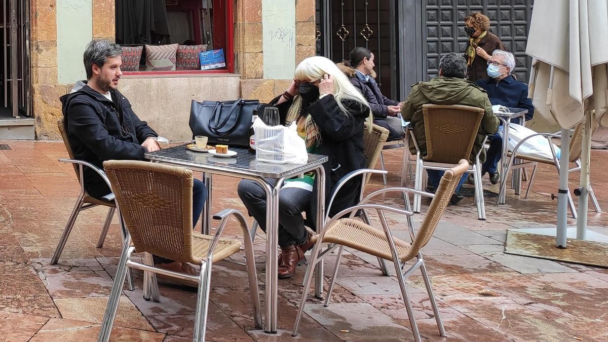 Varias personas en una terraza.