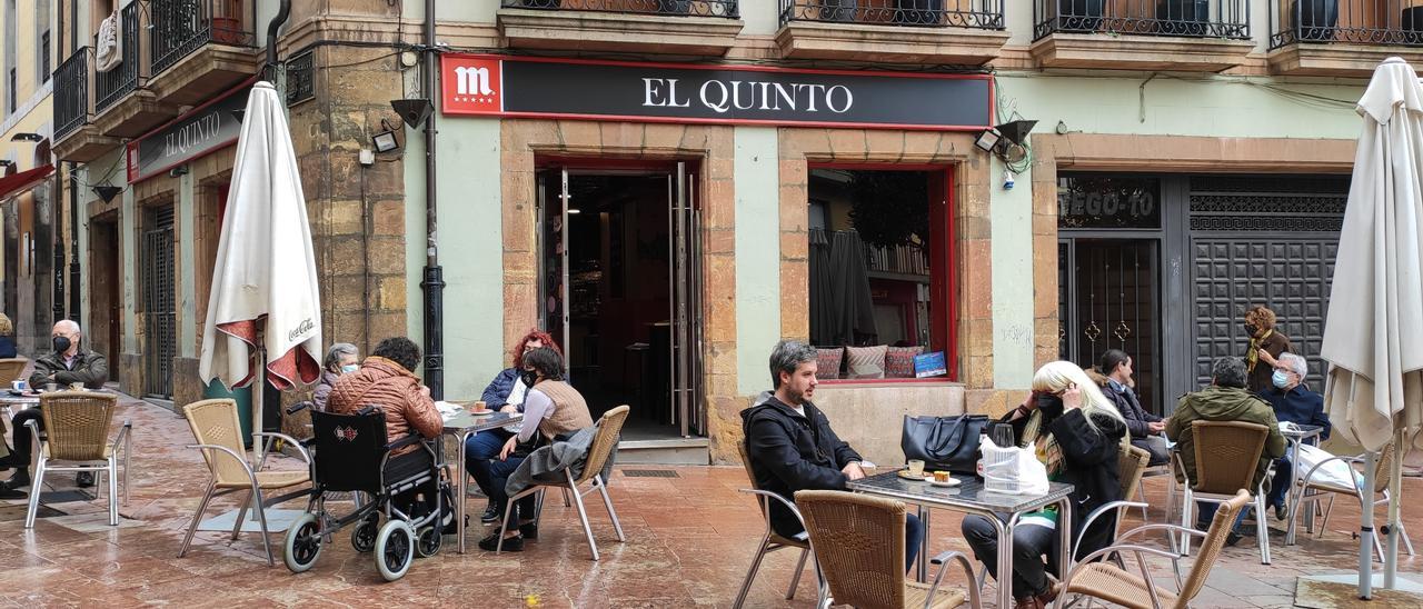 Terrazas de hostelería en Oviedo con personas con mascarilla en las mesas.