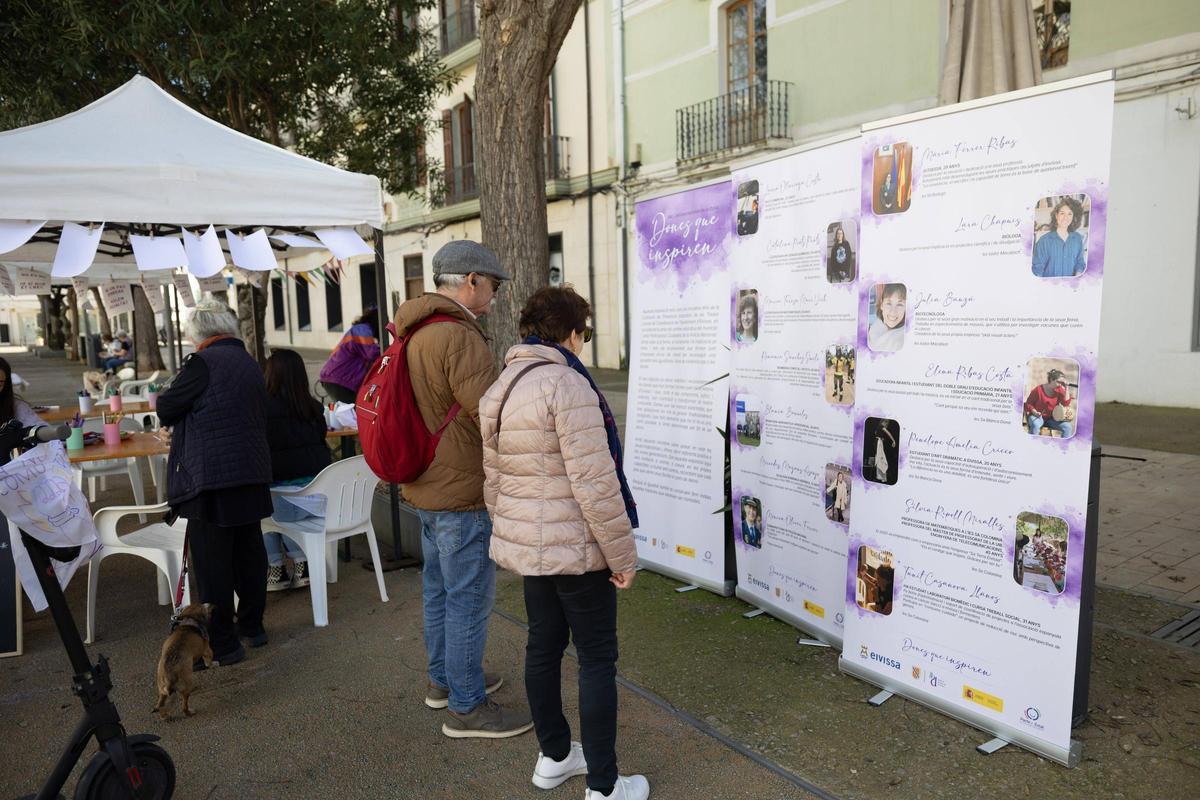 Dos manifestantes contemplan el mural dedicado a mujeres ilustres