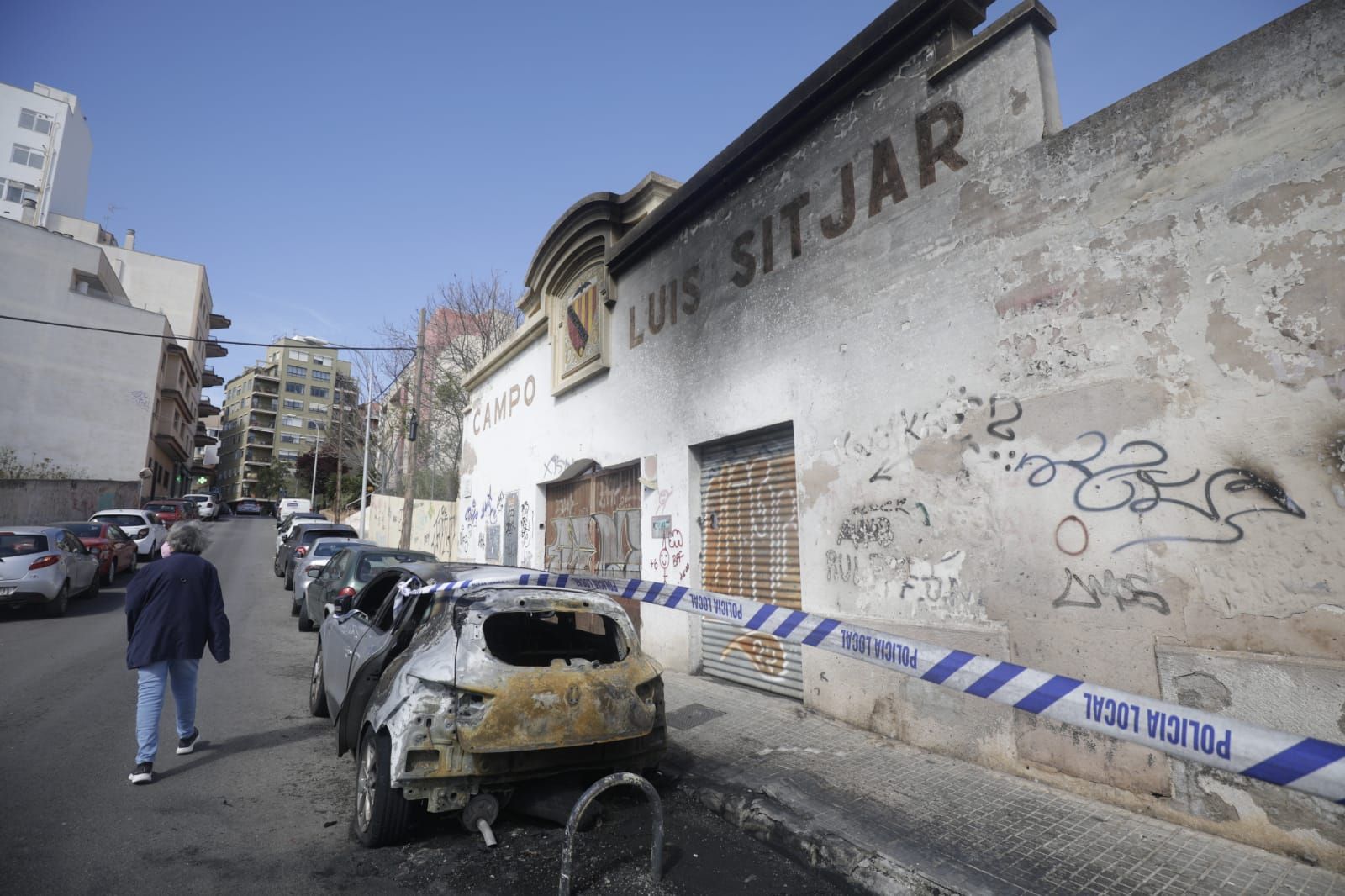 Una oleada de incendios en contenedores causa grandes daños en es Fortí