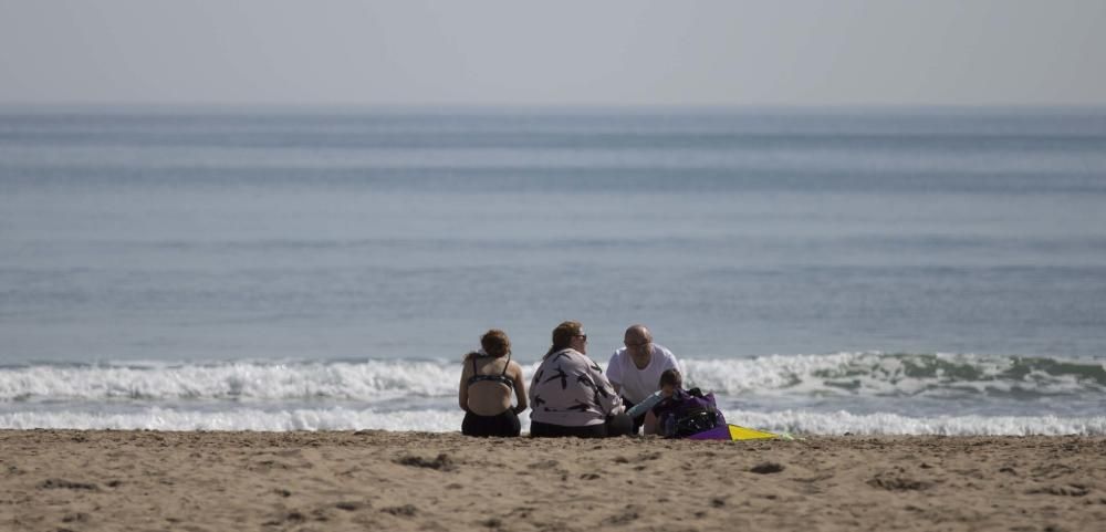 Numerosas personas han disfrutado de la jornada festiva y el sol en la playa.