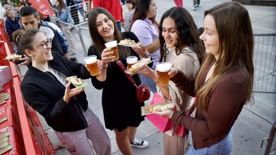 Las imágenes de la multitudinaria degustación gratuita de marineras en la plaza Circular de Murcia