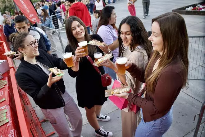 Las imágenes de la multitudinaria degustación gratuita de marineras en la plaza Circular de Murcia