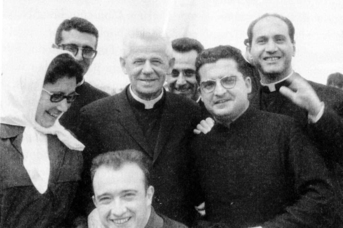 Aida Fuentes, a la izquierda, en una reunión de la JOC en 1964 con presencia de Cardijn (en el centro).