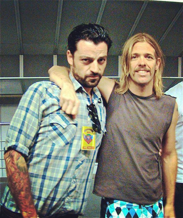 Luis Alberto Segura posa con Taylor Hawkins, el fallecido batería de los Foo Fighters