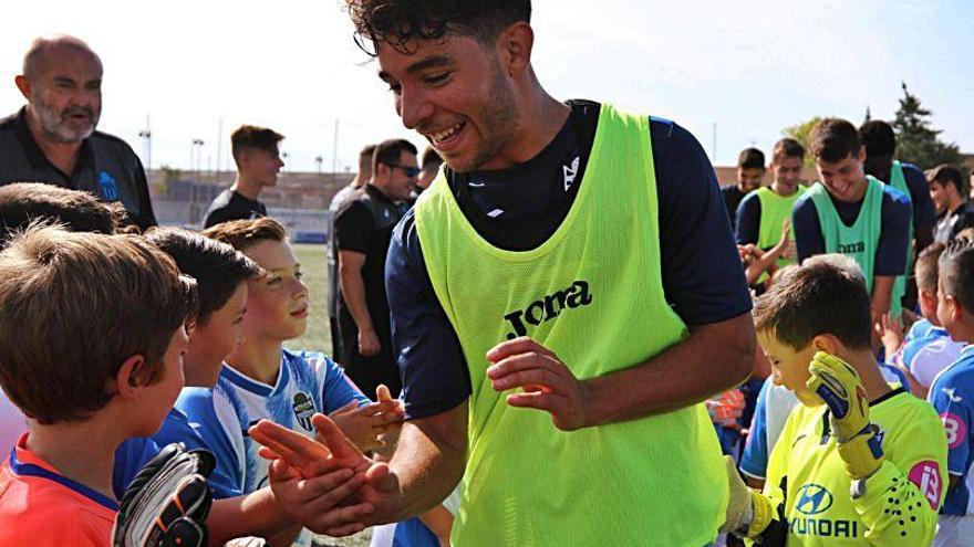 Samuel celebra con el fútbol base la diada del Baleares.