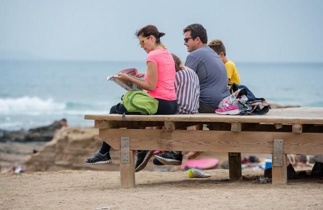 Dia de lunes festivo en la Playa del Confital