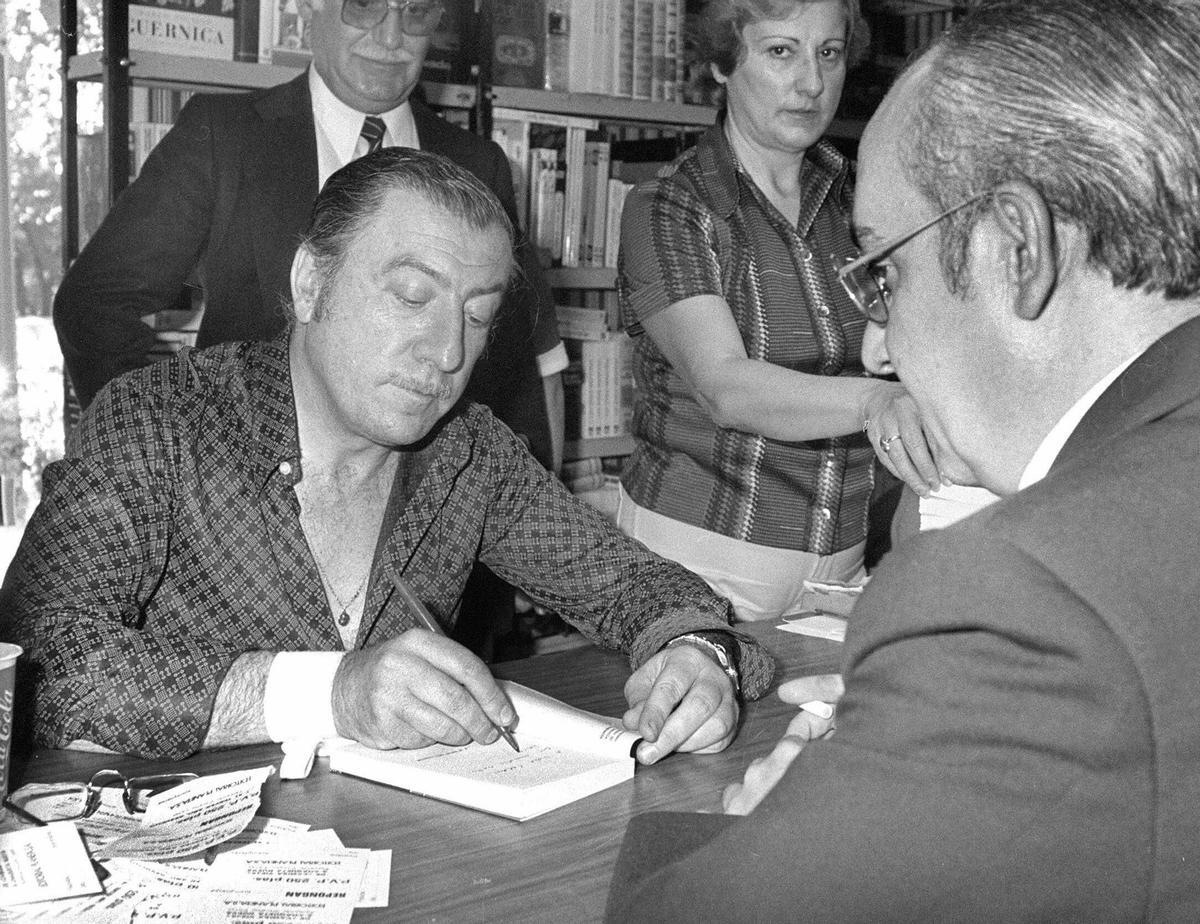 Fernando Vizcaíno Casas firma uno de sus libros escritos durante la década de los 70.