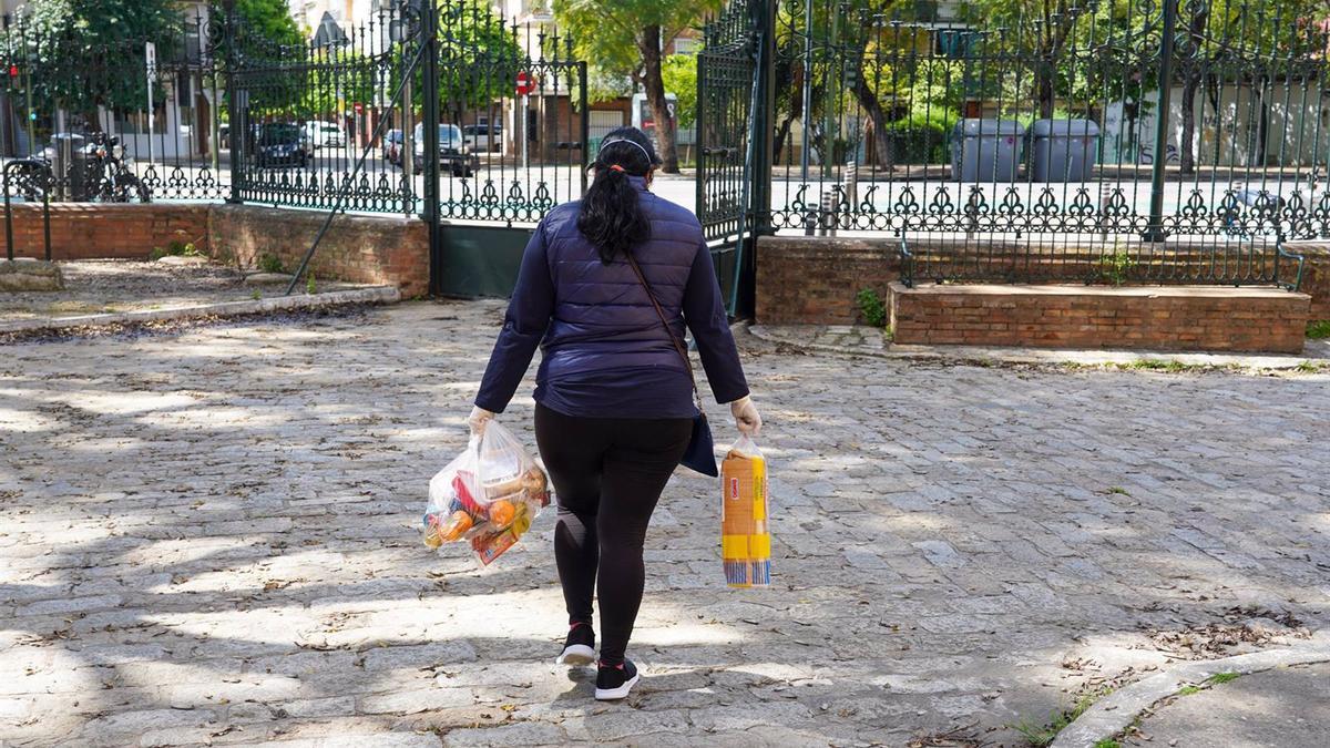 Una mujer lleva comida