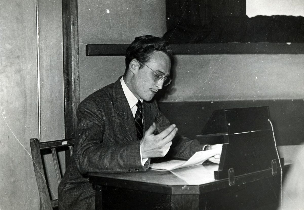 Guillermo Jiménez Smerdou, en la sala de pruebas del Málaga Cinema en 1949, presentando una película americana para un Cine Club del que fue uno de sus fundadores.