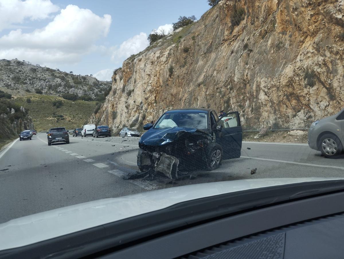 Tres vehículos implicados en un accidente múltiple en la A-367