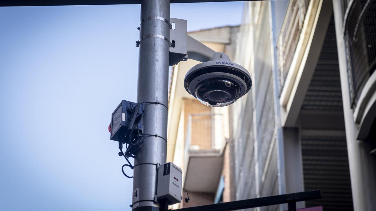 Una de las cámaras de videovigilancia instaladas en el barrio zaragozano de Delicias.