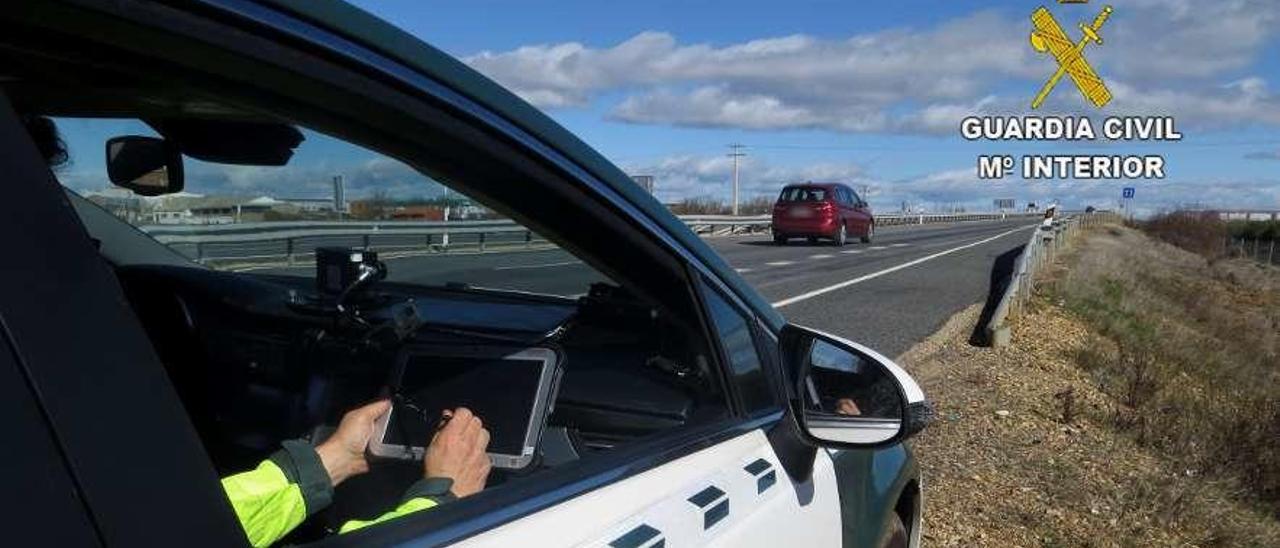 Uno de los vehículos cazados por la Guardia Civil de Tráfico de León.