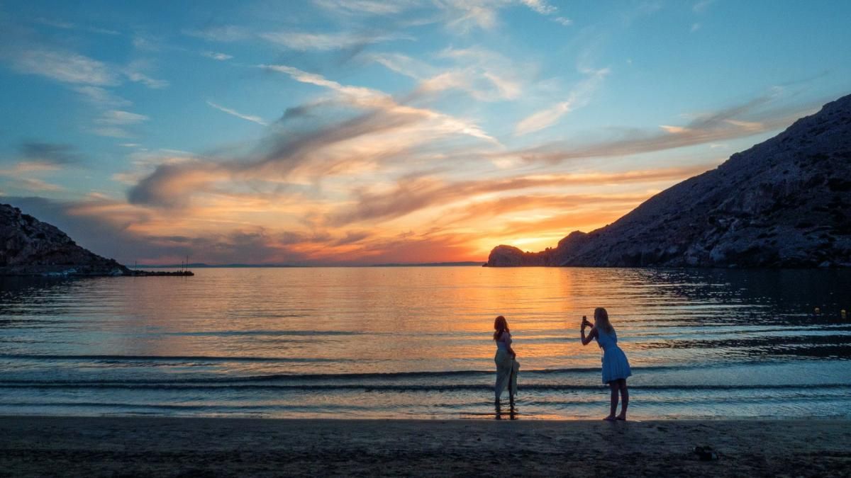 Una isla de tonos imposibles, en el centro de las Cícladas.