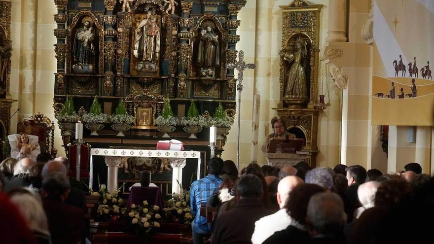 Asistentes, ayer, al funeral celebrado en la iglesia de Salinas.