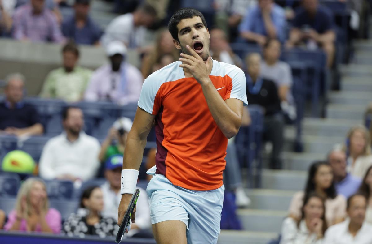 Flushing Meadows (United States), 11/09/2022.- Carlos Alcaraz of Spain reacts as he plays Casper Ruud of Norway during the men’s final match at the US Open Tennis Championships at the USTA National Tennis Center in Flushing Meadows, New York, USA, 11 September 2022. The US Open runs from 29 August through 11 September. (Tenis, Abierto, Noruega, España, Estados Unidos, Nueva York) EFE/EPA/JUSTIN LANE