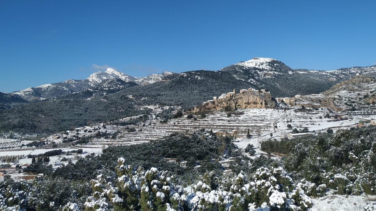 Xodos y al fondo el Penyagolosa.