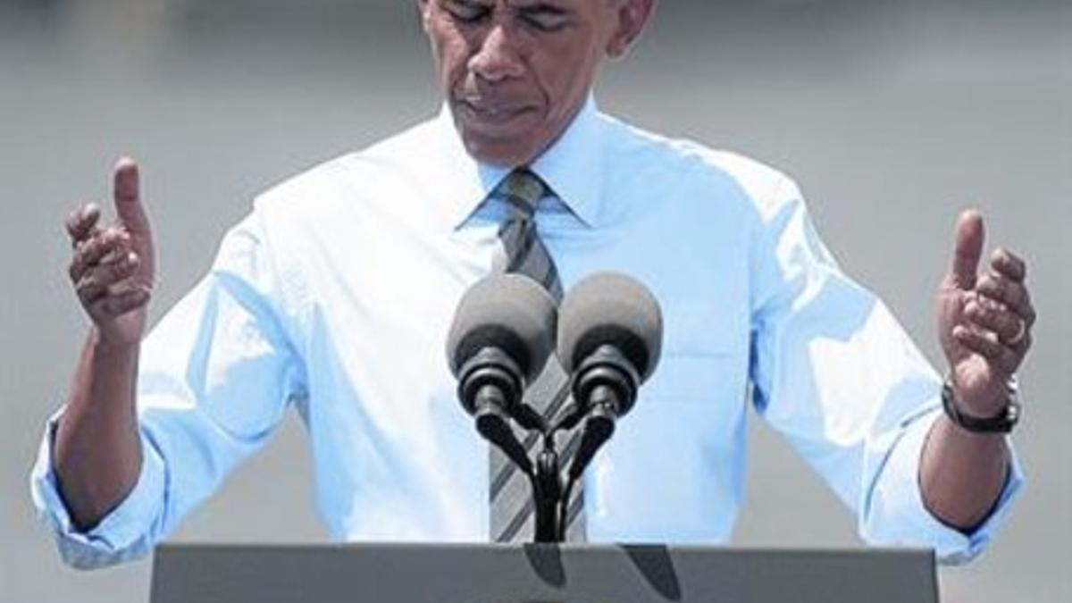 Obama se refiere a la tragedia aérea durante un discurso, ayer.