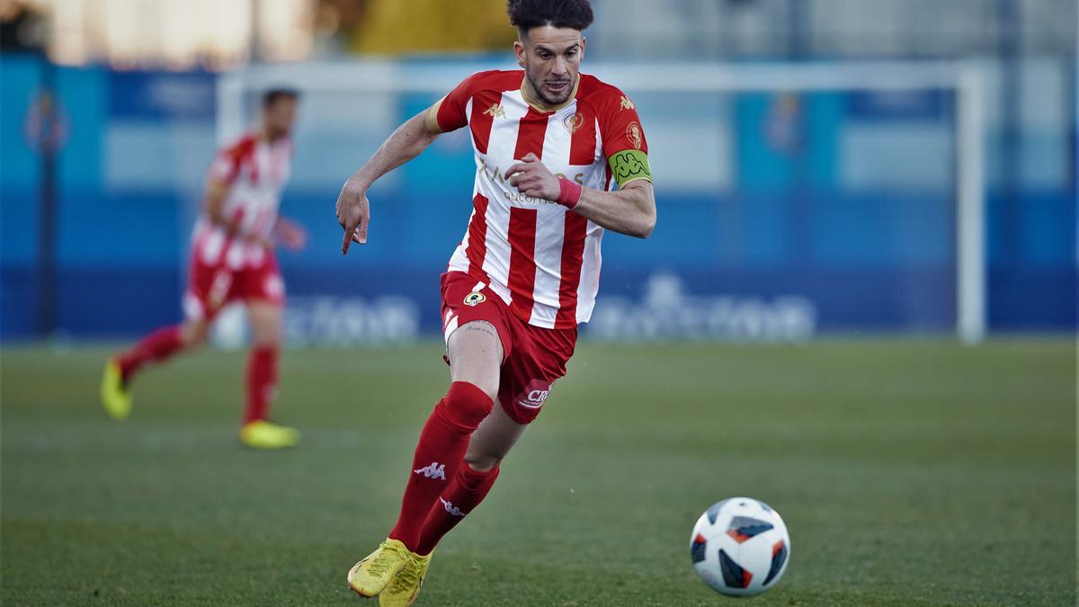 Raúl Ruiz busca el área del Espanyol B durante el partido de liga en Barcelona.