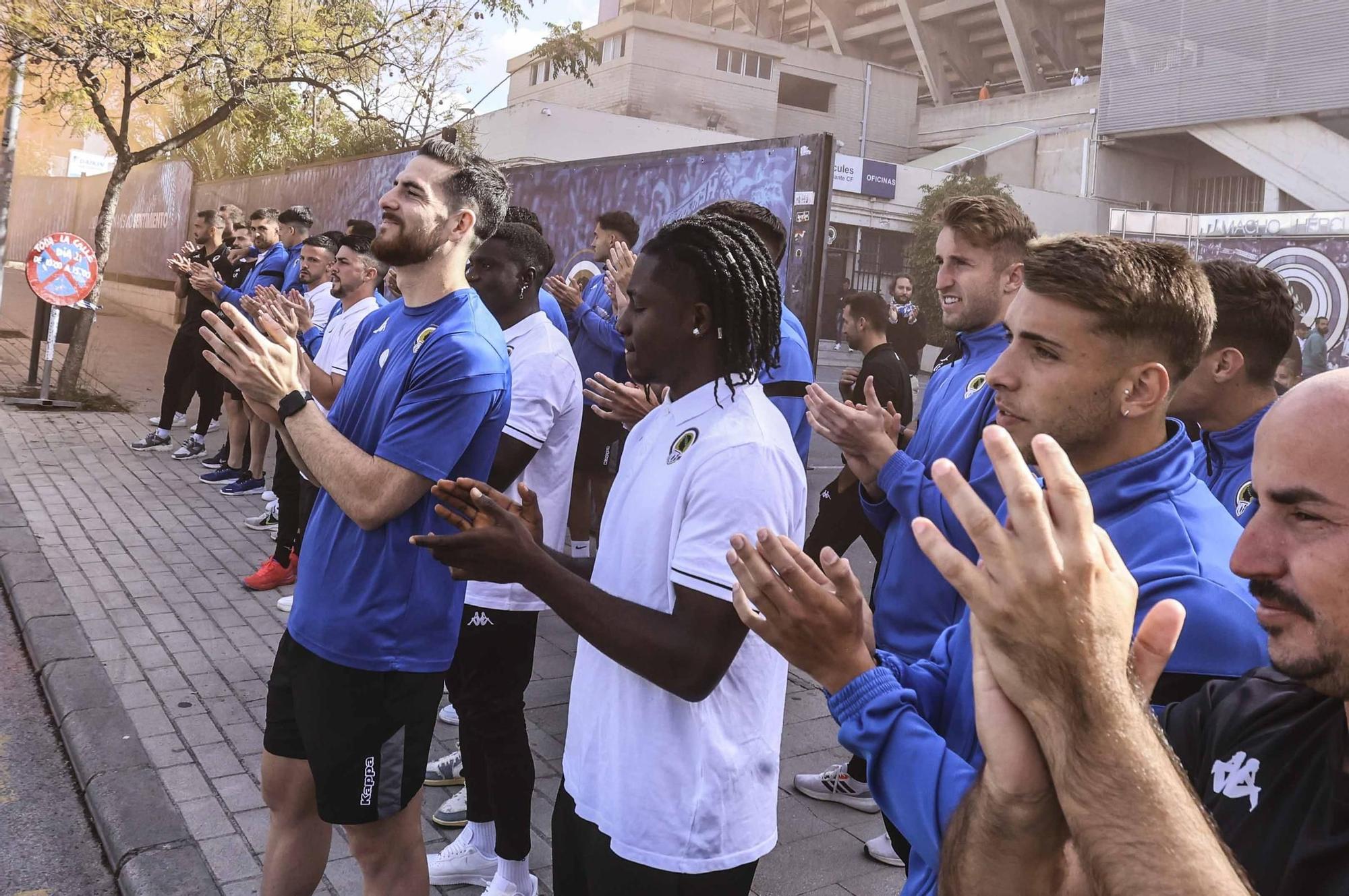 Cientos de hinchas reciben al Hércules en el Rico Pérez para un partido con 18.000 espectadores en la grada