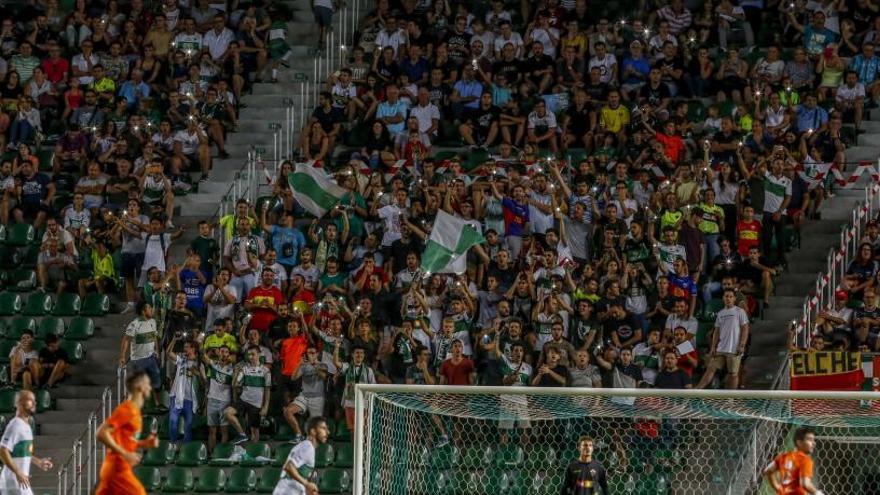 La afición del Elche supo reconocer el buen fútbol de la Cultural Durango