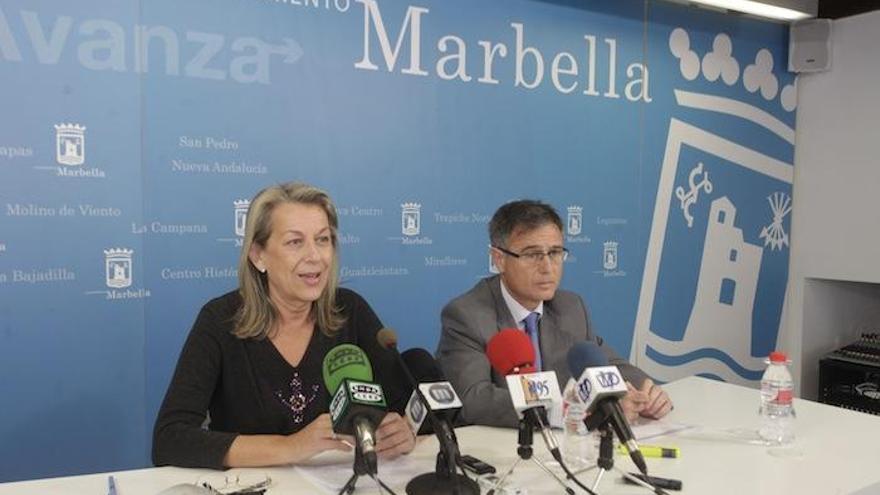 La edil María Francisca Caracuel y el jefe de los servicios jurídicos, Enrique Sánchez.