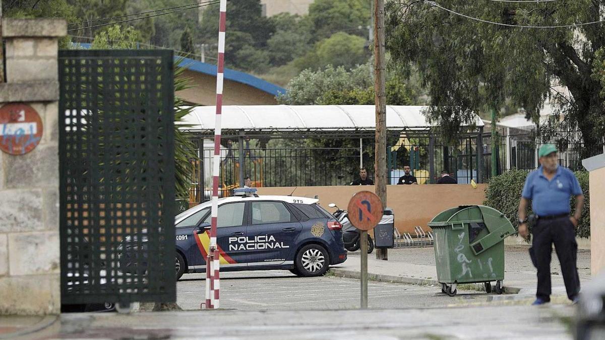 Coche patrulla de la PolicÃ­a Nacional en el colegio La Salle el dÃ­a que muriÃ³ la niÃ±a Naia tras comer un helado.