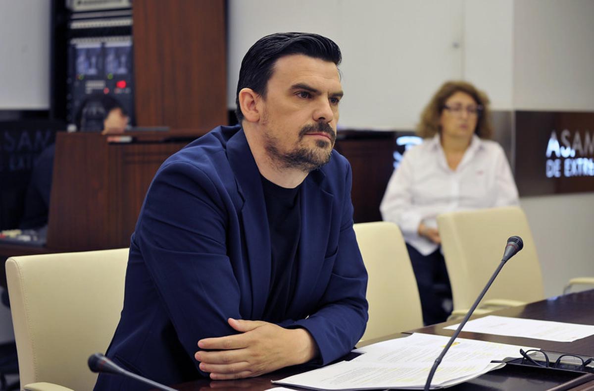 Santi Amaro, director general de Deportes, en la Comisión de Cultura de la Asamblea de Extremadura.