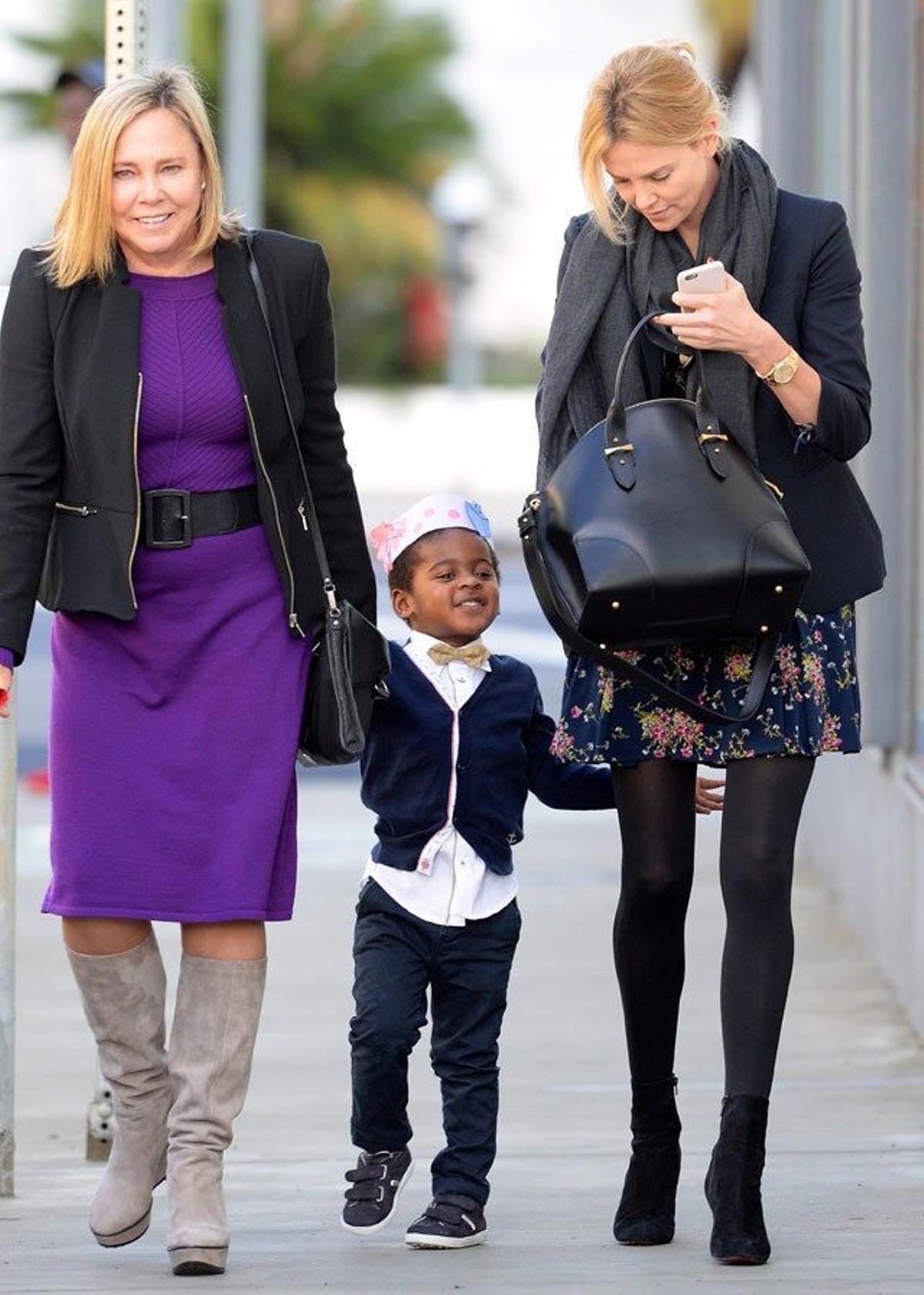 Charlize Theron va al teatro con su madre y su hijo