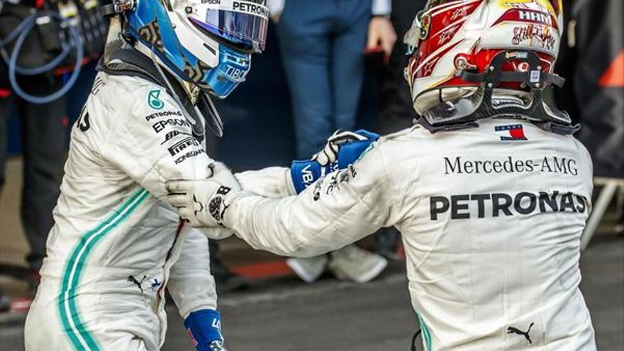 Bottas se disfraza de Hamilton y ocupa el liderato del Mundial