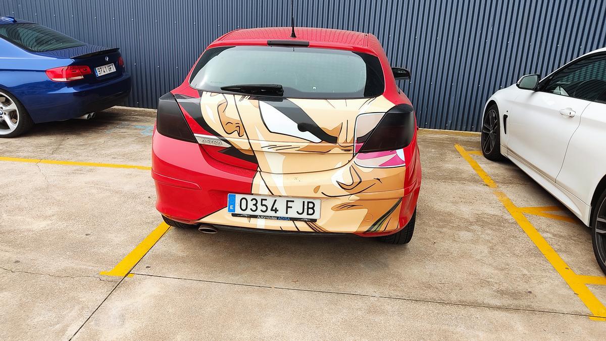 Entre los diseños que han llamado la atención de Miki en Castellón se encuentra este coche rotulado con el personaje de Dragon Ball Vegeta.