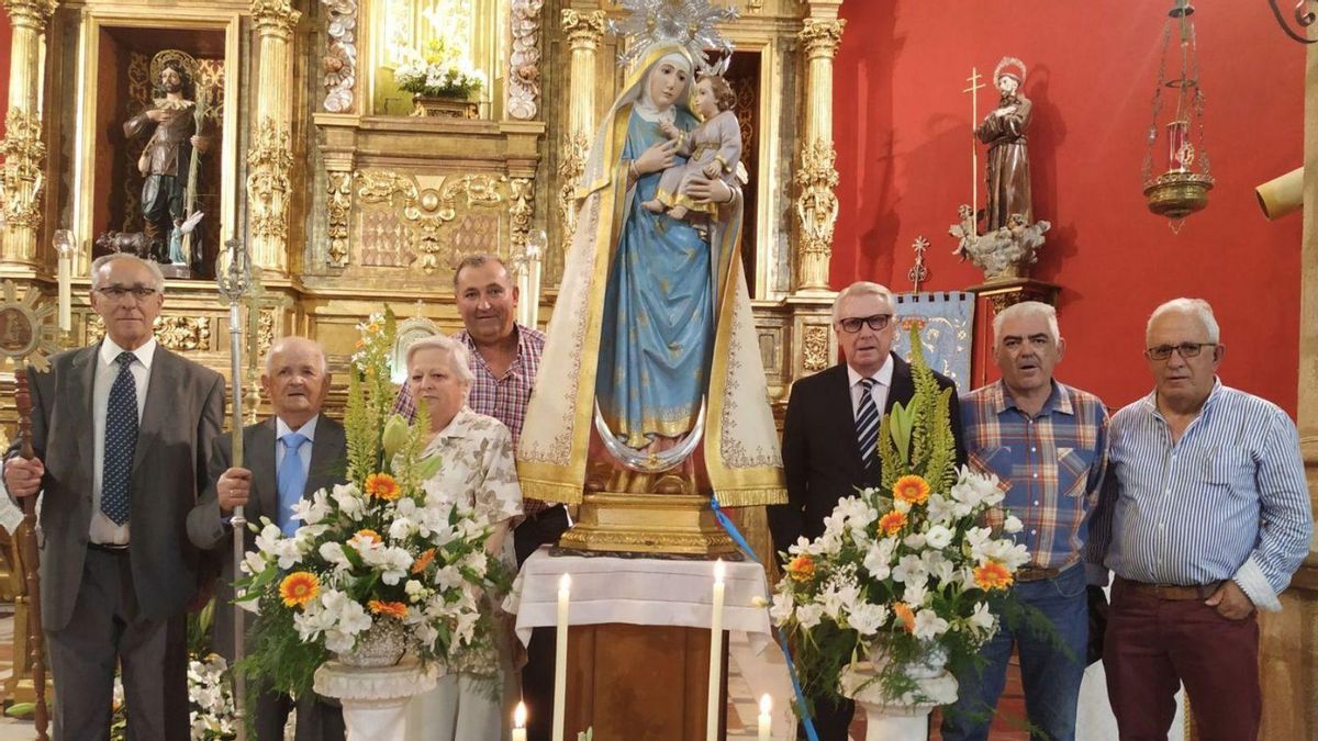 La Virgen de la Salud junto a la junta directiva de la cofradía, incluido el fallecido Tomás Castaño. | Ch. S.