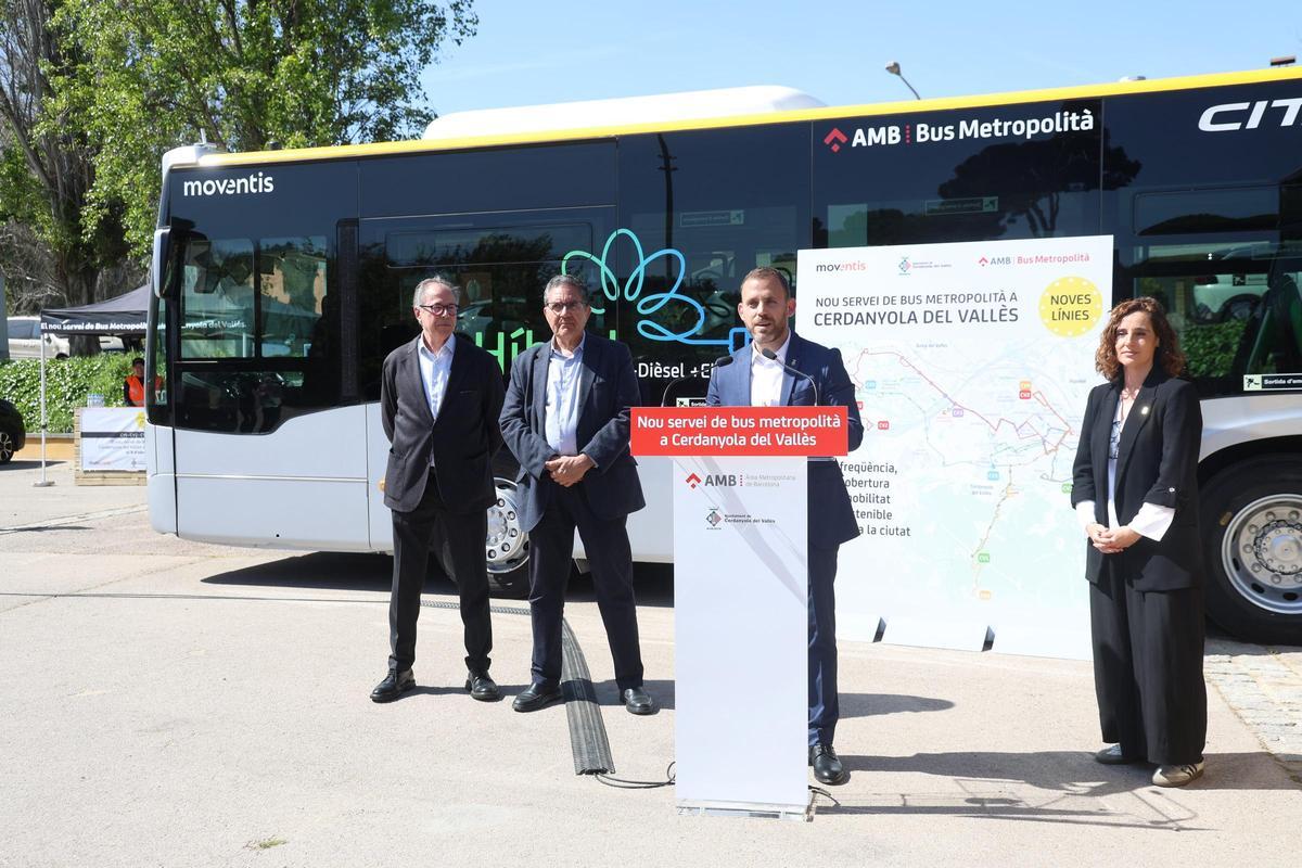 El alcalde de Cerdanyola y vicepresidente de Movilidad del AMB, Carlos Cordón, en la presentación del nuevo servicio de bus del municipio.