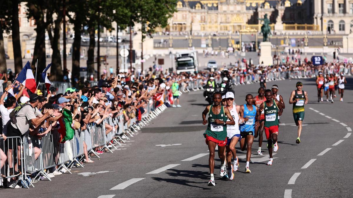 Tamirat Tola y Conner Mantz encabezando la prueba de maraton en los Juegos Olímpicos de París 2024