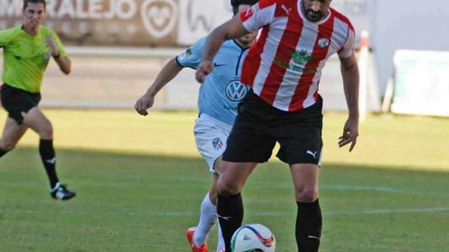 Andoni, que podría reaparecer hoy tras su lesión, controla el balón.