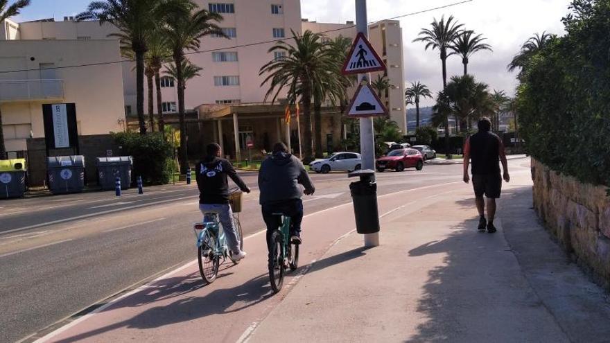 La acera donde los canes sufren el molesto hormigueo que los «vuelve locos».