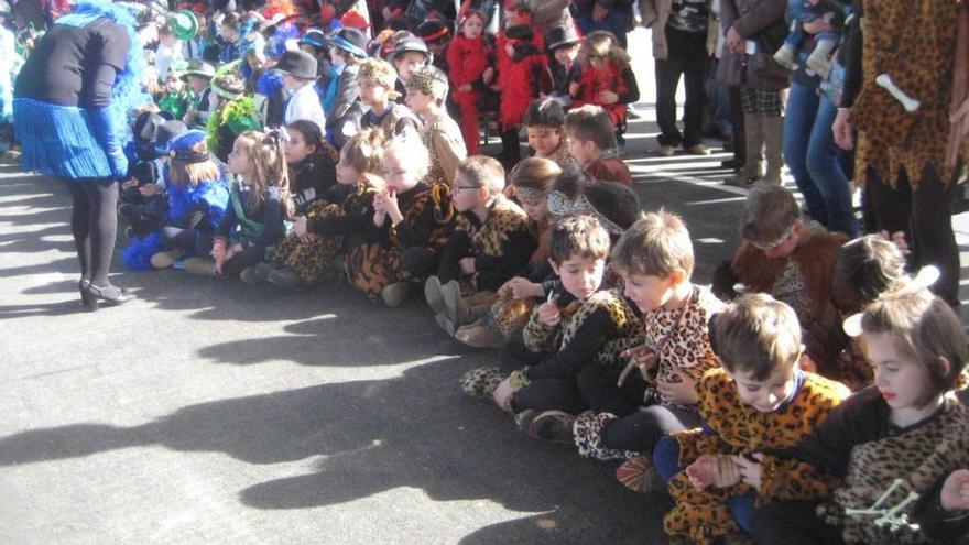 Niños disfrazados de trogloditas en el patio del colegio.