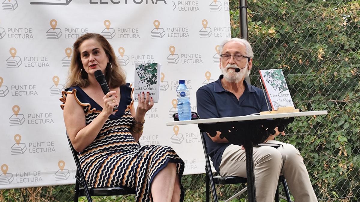 Ada Klein Fortuny amb l'historiador Enric Tubert durant l'acte a Agullana.