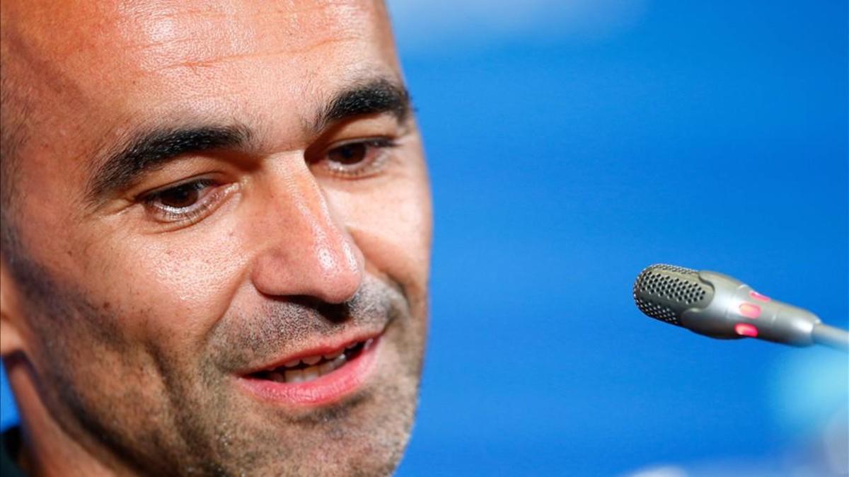 Roberto Martínez, con gesto risueño en su comparecencia ante los medios