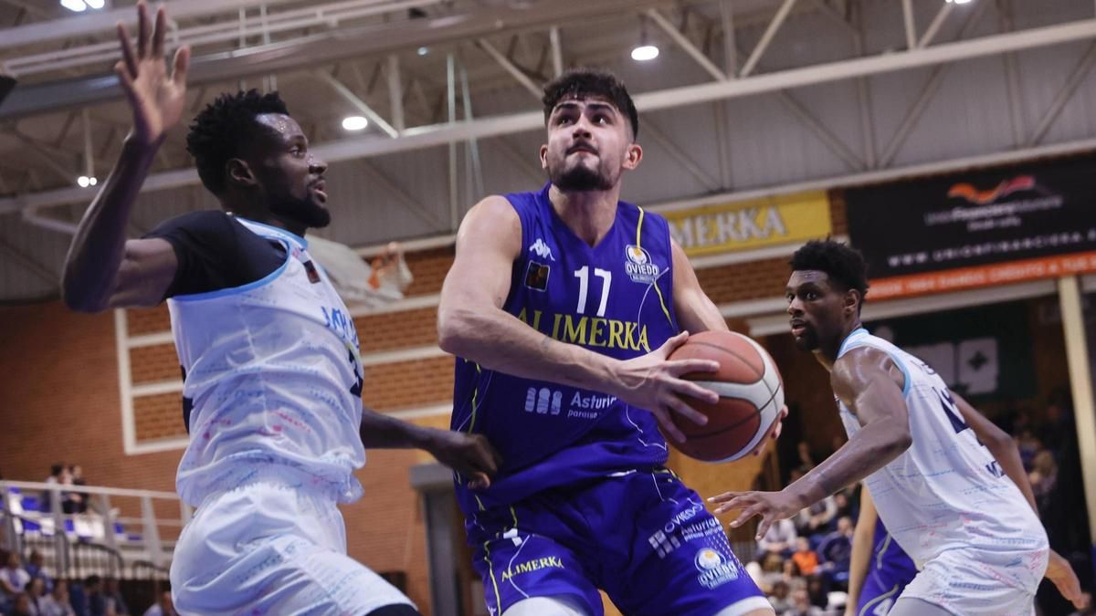 Marc Martí, con el balón, en el partido ante el Melilla en Pumarín