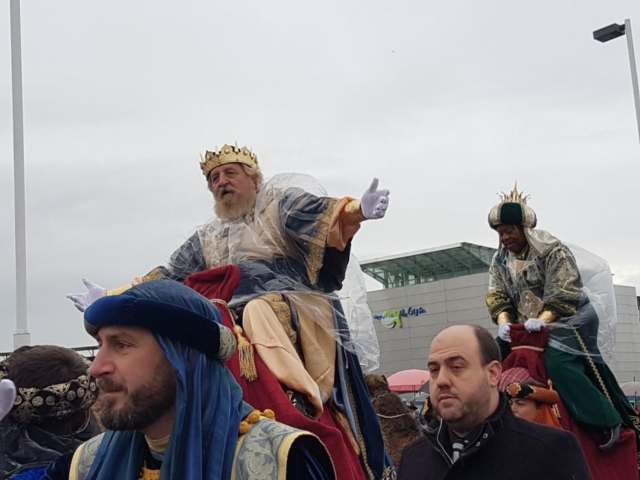 Los Reyes Magos llegan a Gijón para repartir regalos e ilusión