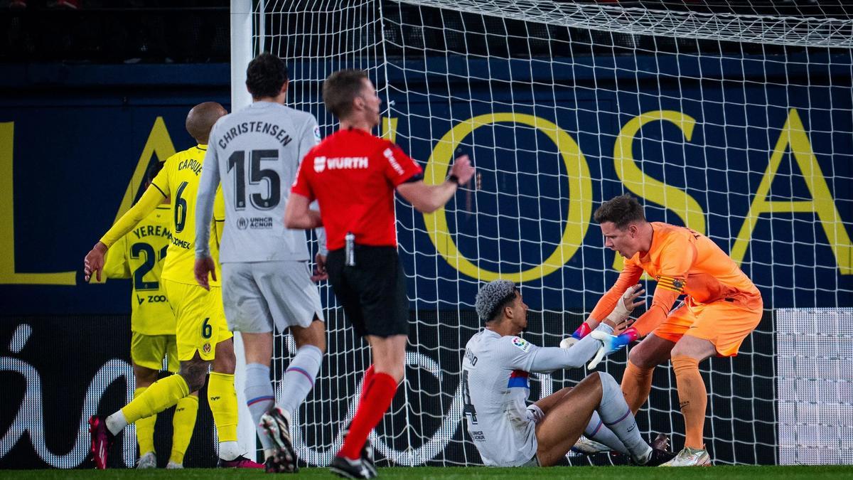 Ter Stegen felicita a Araujo después de que éste frustrara una ocasión de Yeremi Pino en el Villarreal-Barça.