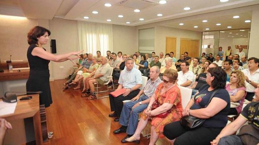 Un momento de la reunión ayer en el Ayuntamiento de Guardamar con los afectados.