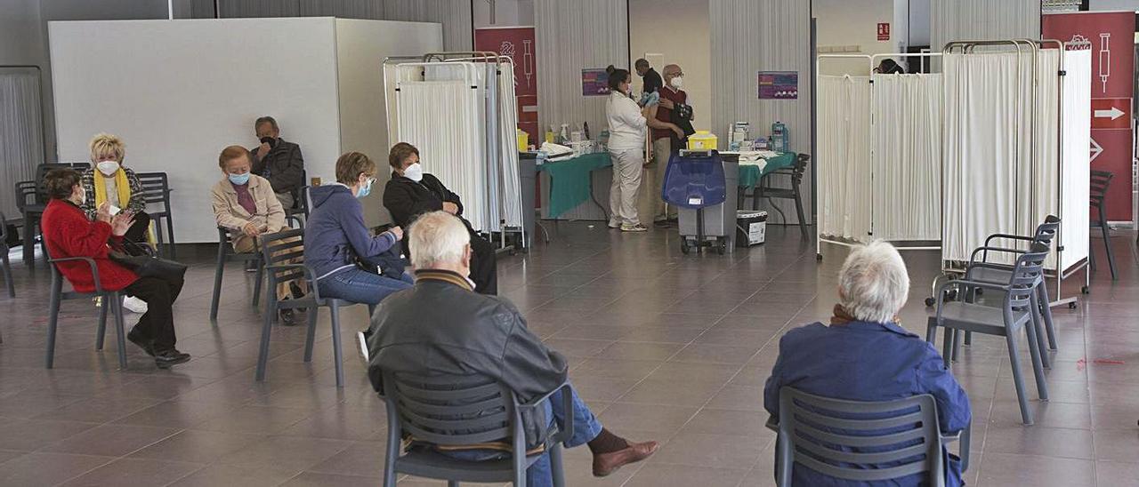 La vacunación sigue su curso, como en el Centro de Mayores Salvador Gosálvez de Sant Joan.