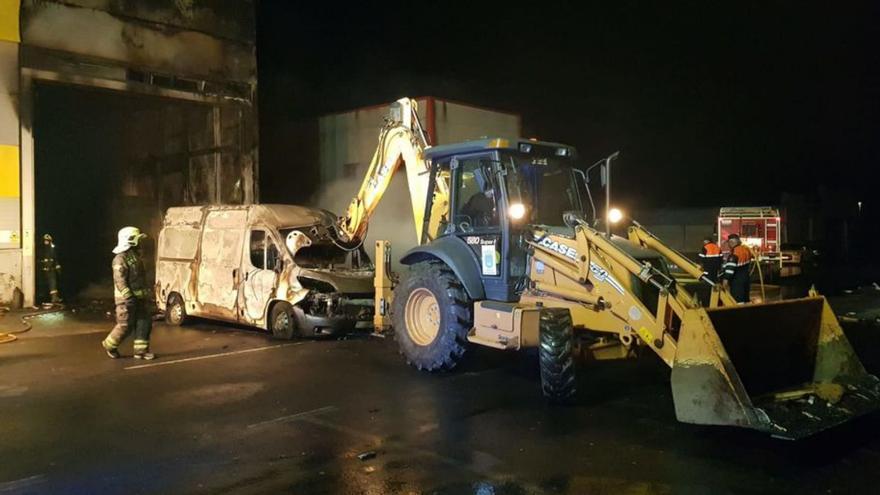 Una furgoneta, posible origen del fuego que arrasó una fábrica de armarios en Forcarei