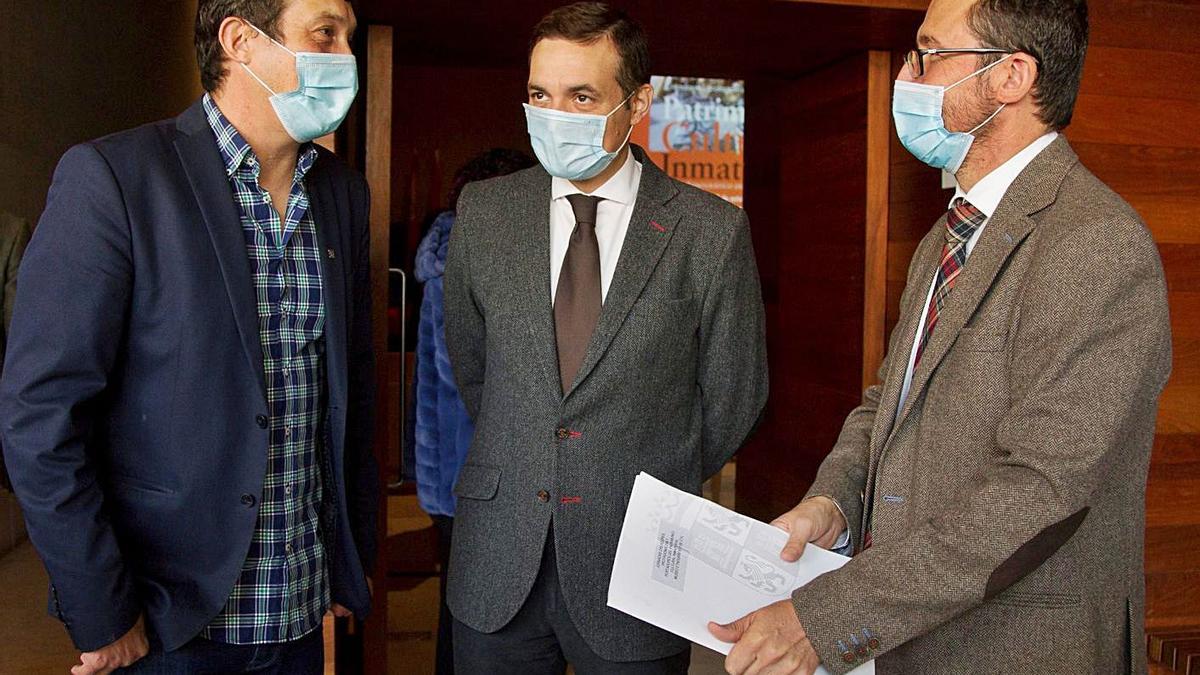 José Luis Calvo, Raúl Fernández Sobrino y Gumersindo Bueno, antes de la presentación. | Jose Luis Fernández