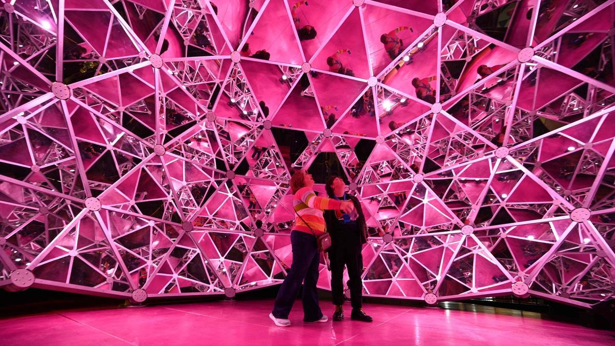 'Luna Luna' el parque de atraciones en los Ángeles con obras de Haring y Dalí, entre otros