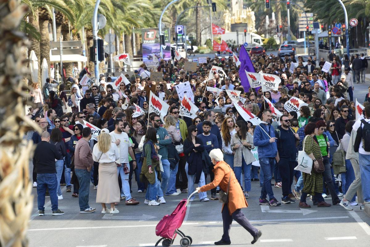 Así ha sido la manifestación de profesores en defensa de mejoras laborales y salariales en Alicante